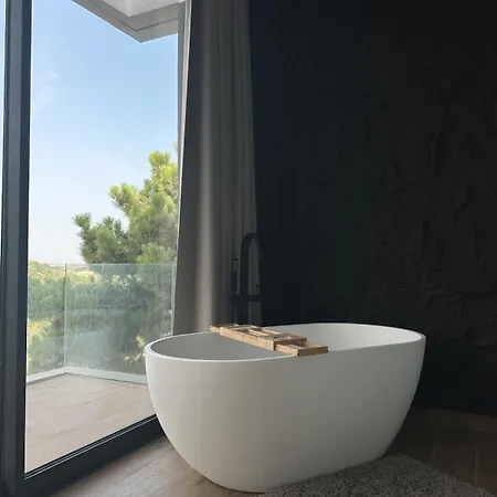 度假居 With A Private Pool And 埃斯特波纳