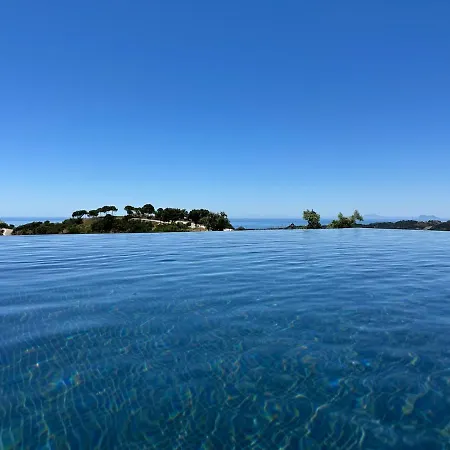 度假居 With A Private Pool And 埃斯特波纳