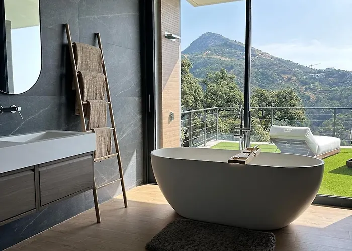 With A Private Pool And Hébergement de vacances