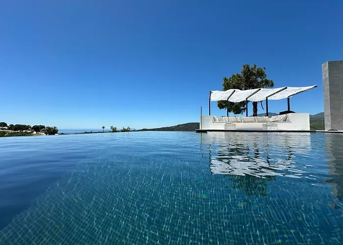 With A Private Pool And Hébergement de vacances