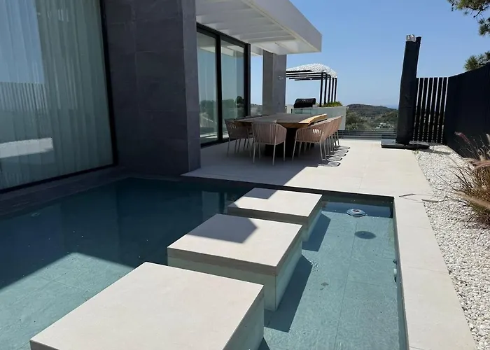 With A Private Pool And Semesterbostad *